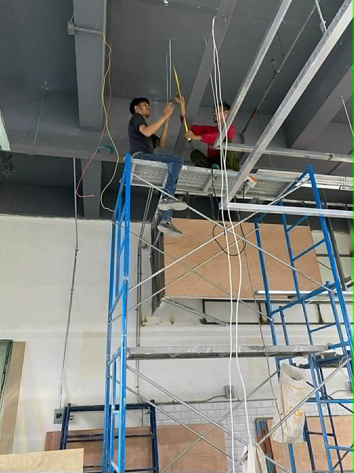 Ceiling duct and wiring